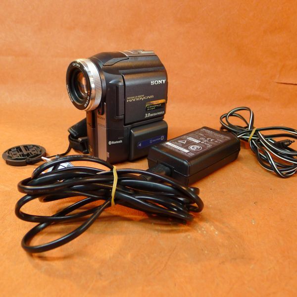 c012 SONY Handycam ハンディカム ビデオカメラ DCR-PC300 充電器付属 寸法：約幅6㎝ 高さ12㎝ 奥行12㎝/60の画像1