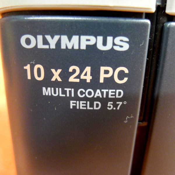 c255 OLYMPUS 双眼鏡 10×24 PC FIELD5.7° 視界くもりあり ケース付 サイズ:幅約11.5cm 高さ約5cm 奥行約11cm/60_画像3