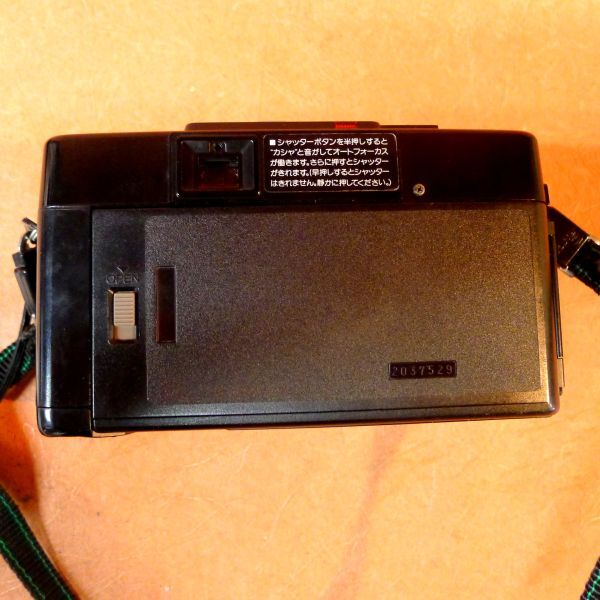 c304 FUJICA AUTO-7 DATE コンパクトフィルムカメラ f=38mm 1:2.8 サイズ:幅約13.5cm 高さ約8.5cm 奥行約6cm/60_画像5