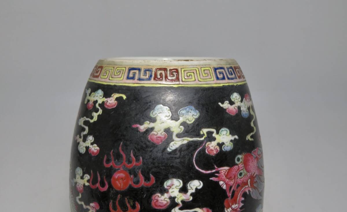 中国美術　大清乾隆年製　墨地粉彩双龍紋橄欖瓶　時代物_画像6