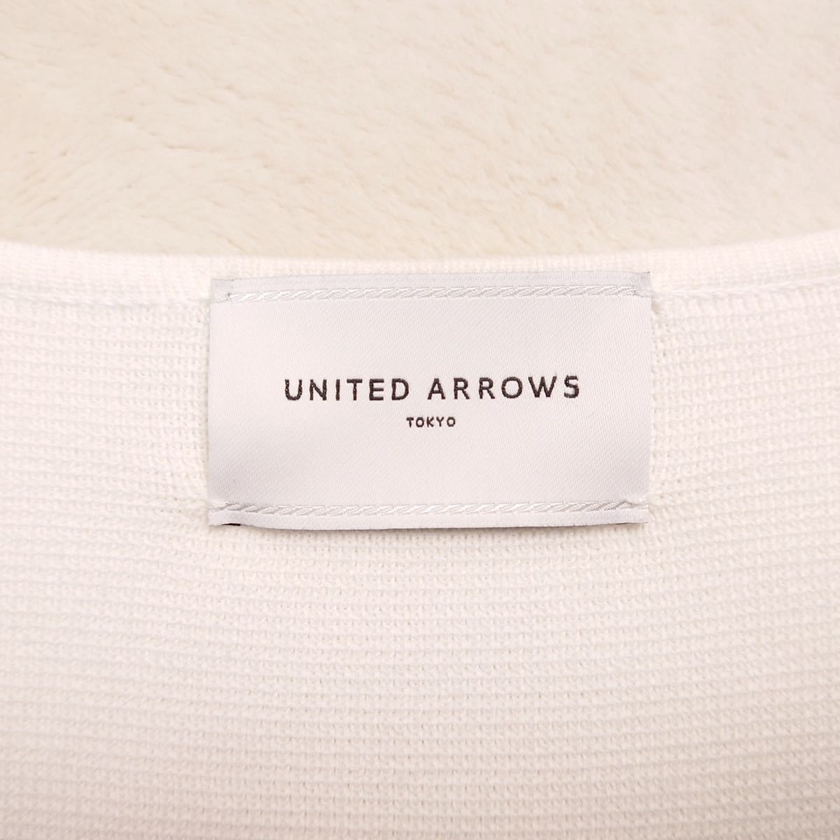 【美品】ユナイテッドアローズ (UNITED ARROWS) Ｖネック カットソー フリーサイズ　オフホワイト 白 無地_画像3