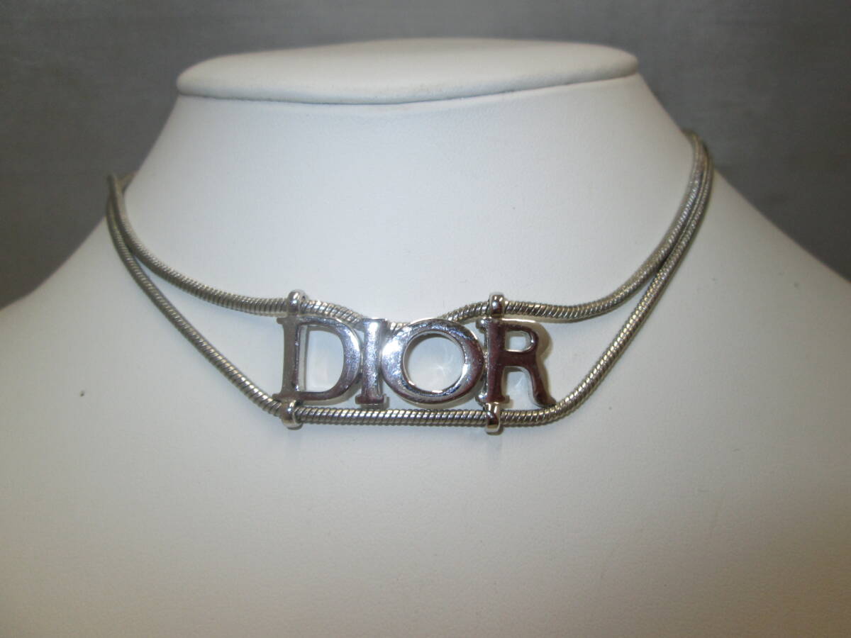 【2403】christian Dior クリスチャンディオール　シルバーカラー　チョーカーネックレス　大きめのDiorロゴ_画像1