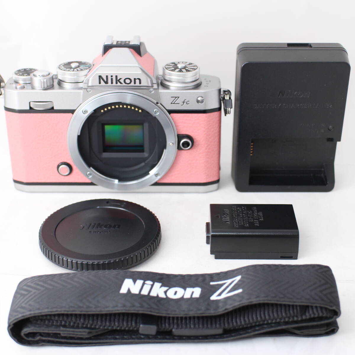 ☆美品・ショット数4835☆ Nikon ミラーレス一眼カメラ Z fc シルバー コーラルピンク ボディ Zfc プレミアムエクステリア 張替 #2029の画像1