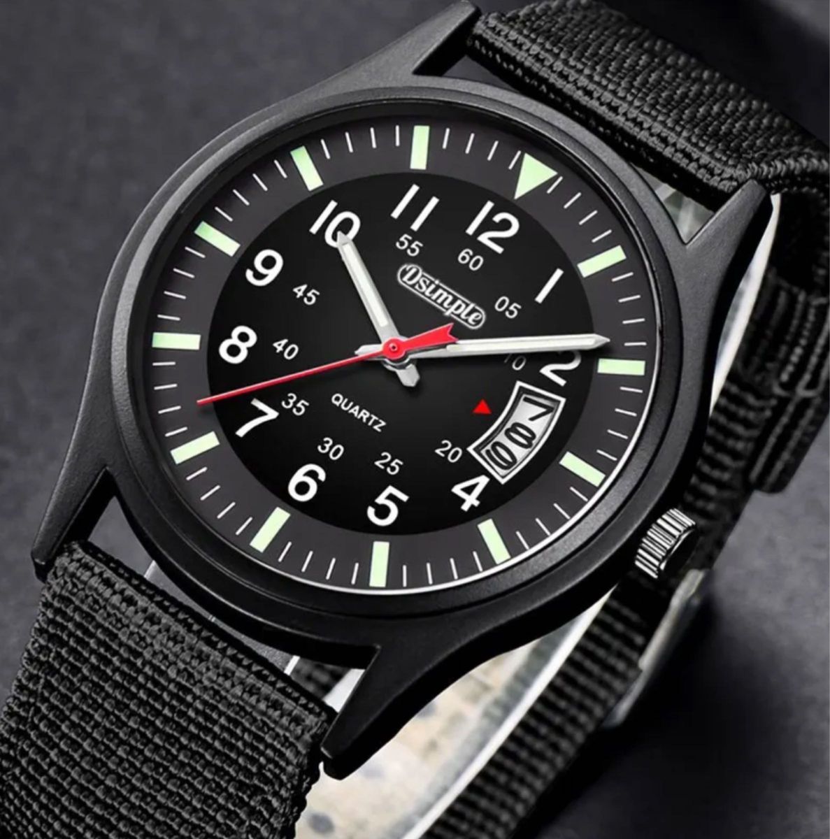 新品、ブラック　腕時計アナログ　ミリタリーウォッチ型シンプルデザイン