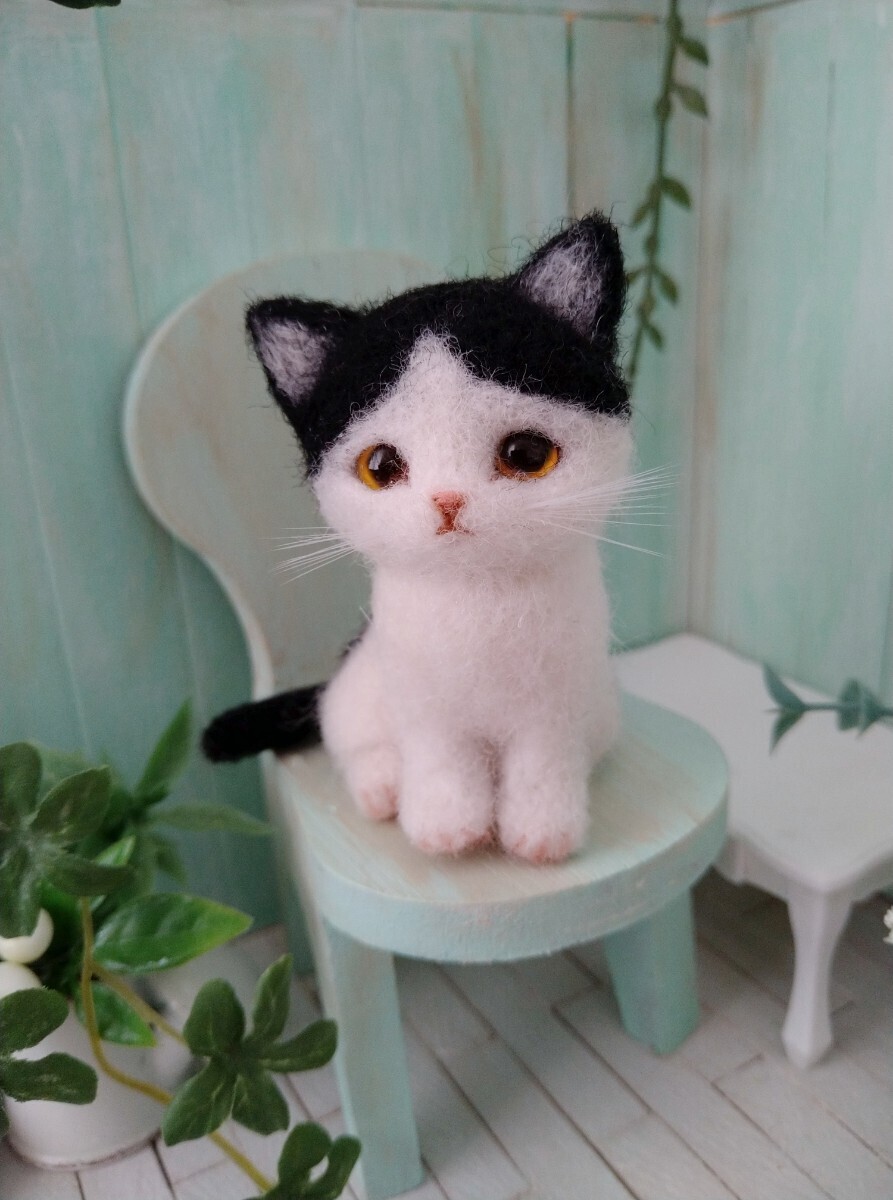 ミニ猫 ＊すず＊ 羊毛フェルト猫 ドールペット ブライスペット ハンドメイド ドールハウスに ハチワレ猫 白黒猫の画像8