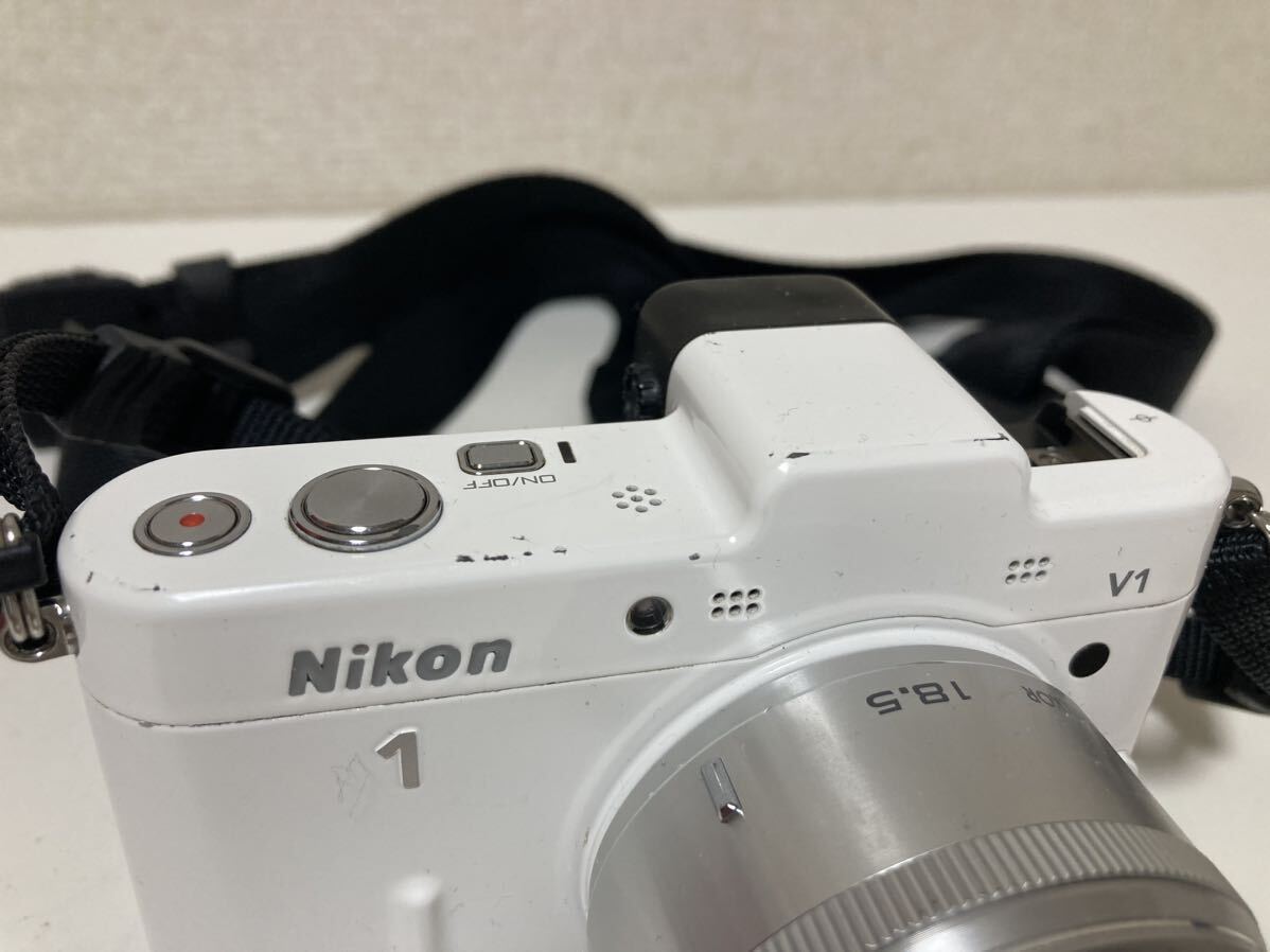 動作良好 ニコン Nikon 1 V1 ミラーレス 一眼レフ 1 ニッコール 18.5mm f/1.8 カメラ レンズ バッテリー2個 充電器 ニンジャストラップ_画像2