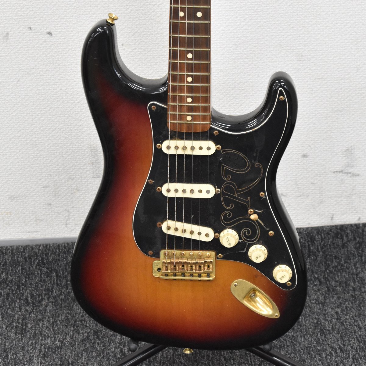 Σ2054 ジャンク品 Fender USA STRATOCASTER Stevie Rey Vaughan フェンダー エレキギター ＃SZ7146300の画像2