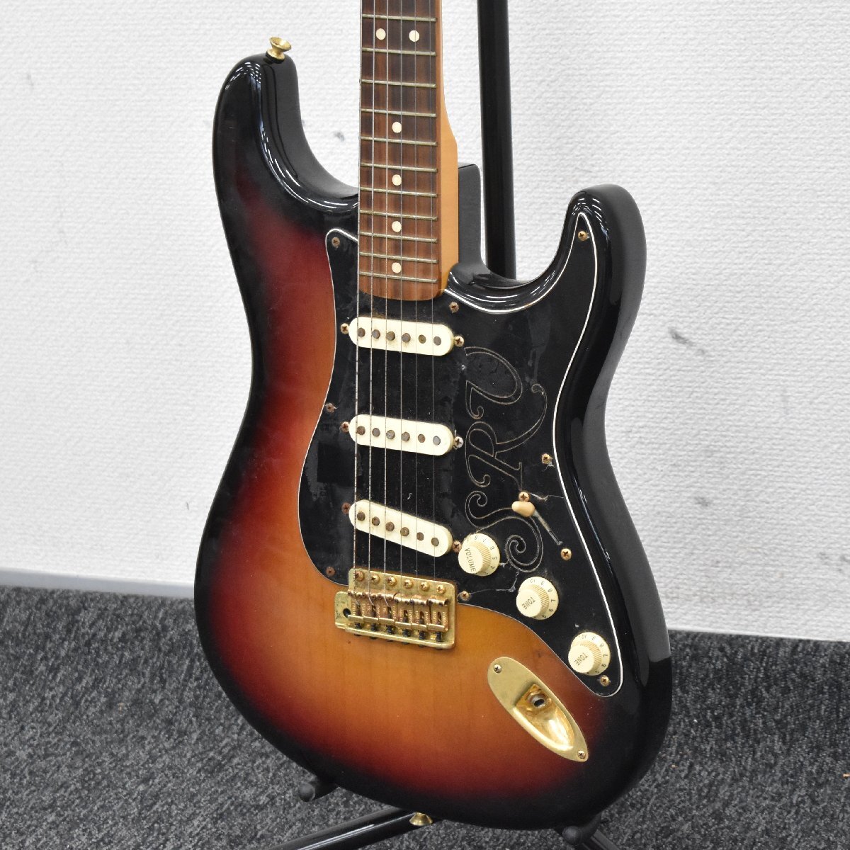 Σ2054 ジャンク品 Fender USA STRATOCASTER Stevie Rey Vaughan フェンダー エレキギター ＃SZ7146300の画像1