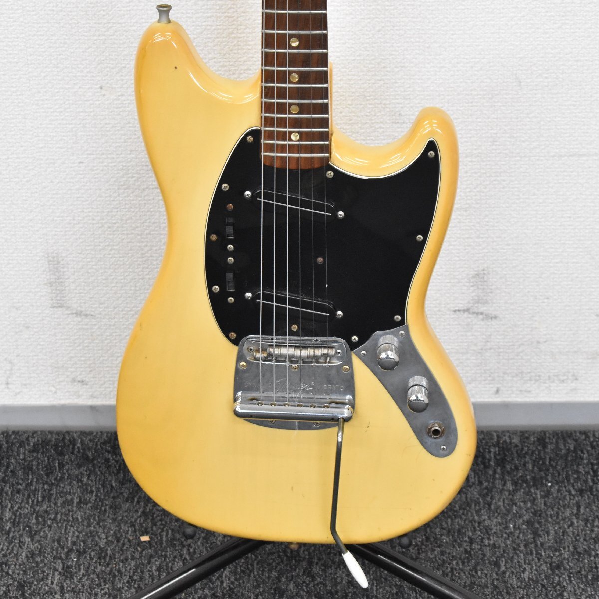 Σ2471 現状品 Fender USA MUSTANG #S821750 フェンダー エレキギターの画像2