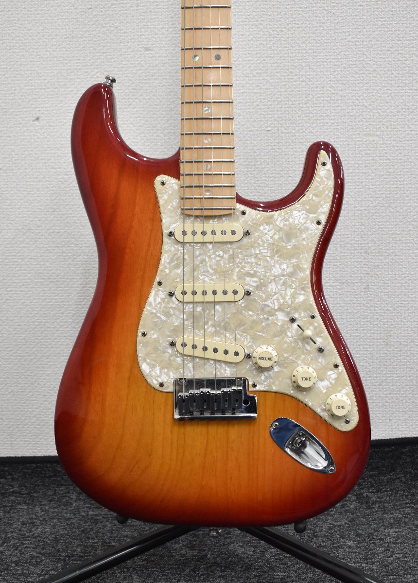 Σ2258 中古品 Fender USA STRATOCASTER フェンダー エレキギター ＃DZ7176317の画像2