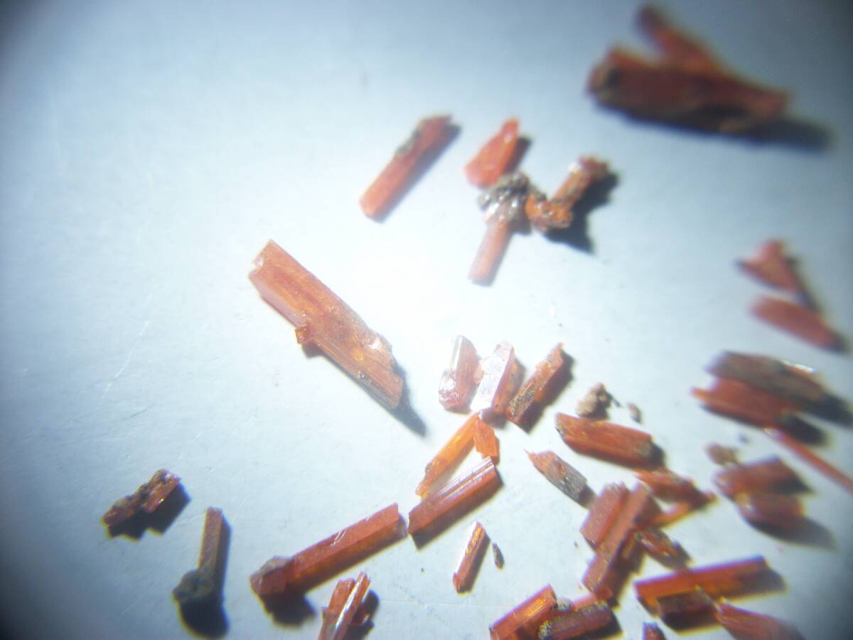 オーストラリア クロコアイト  紅鉛鉱 さざれ 単結晶 赤～オレンジの柱状結晶 多数 定型外発送の画像1
