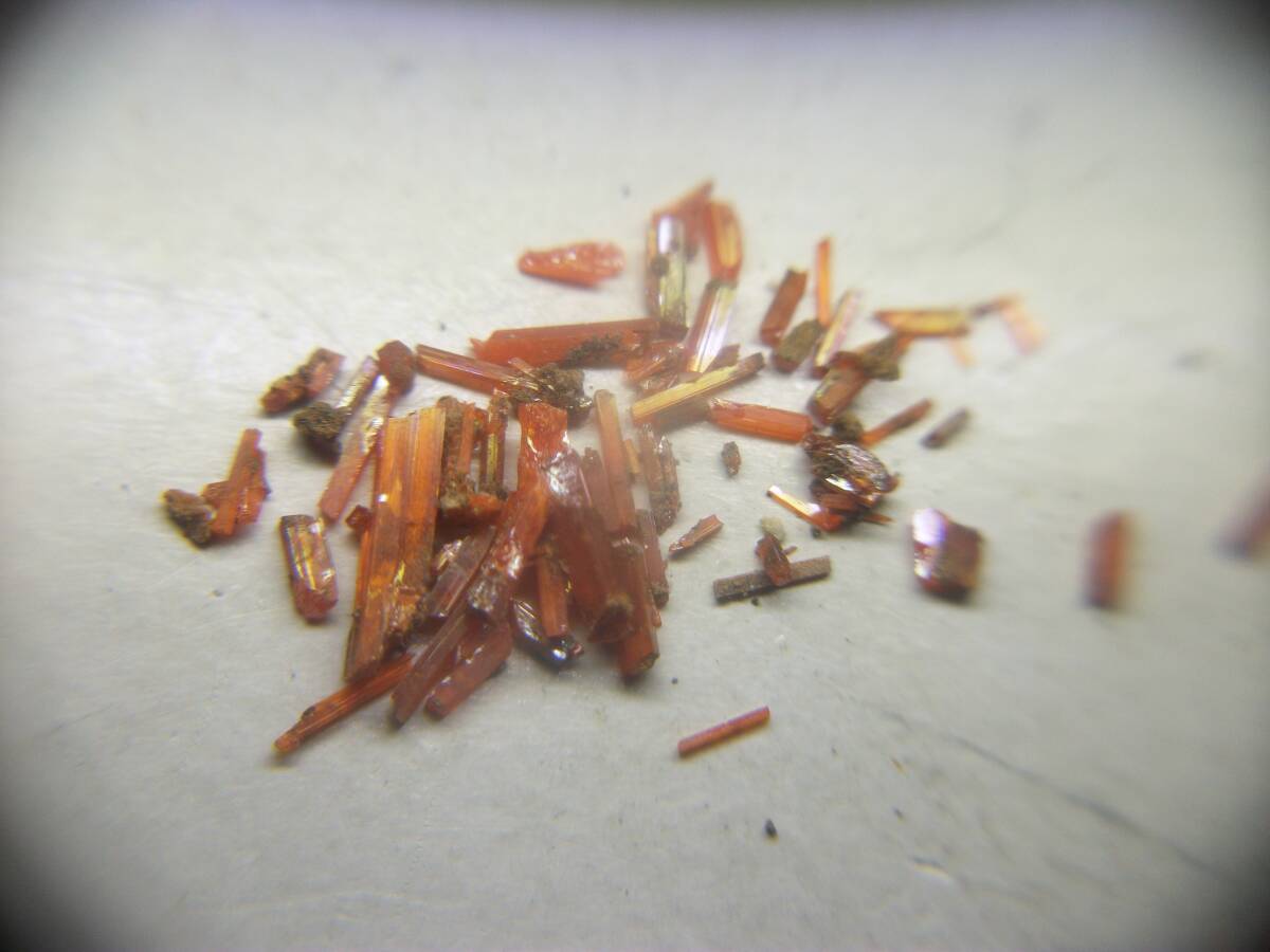 オーストラリア クロコアイト  紅鉛鉱 さざれ 単結晶 赤～オレンジの柱状結晶 多数 定型外発送の画像3