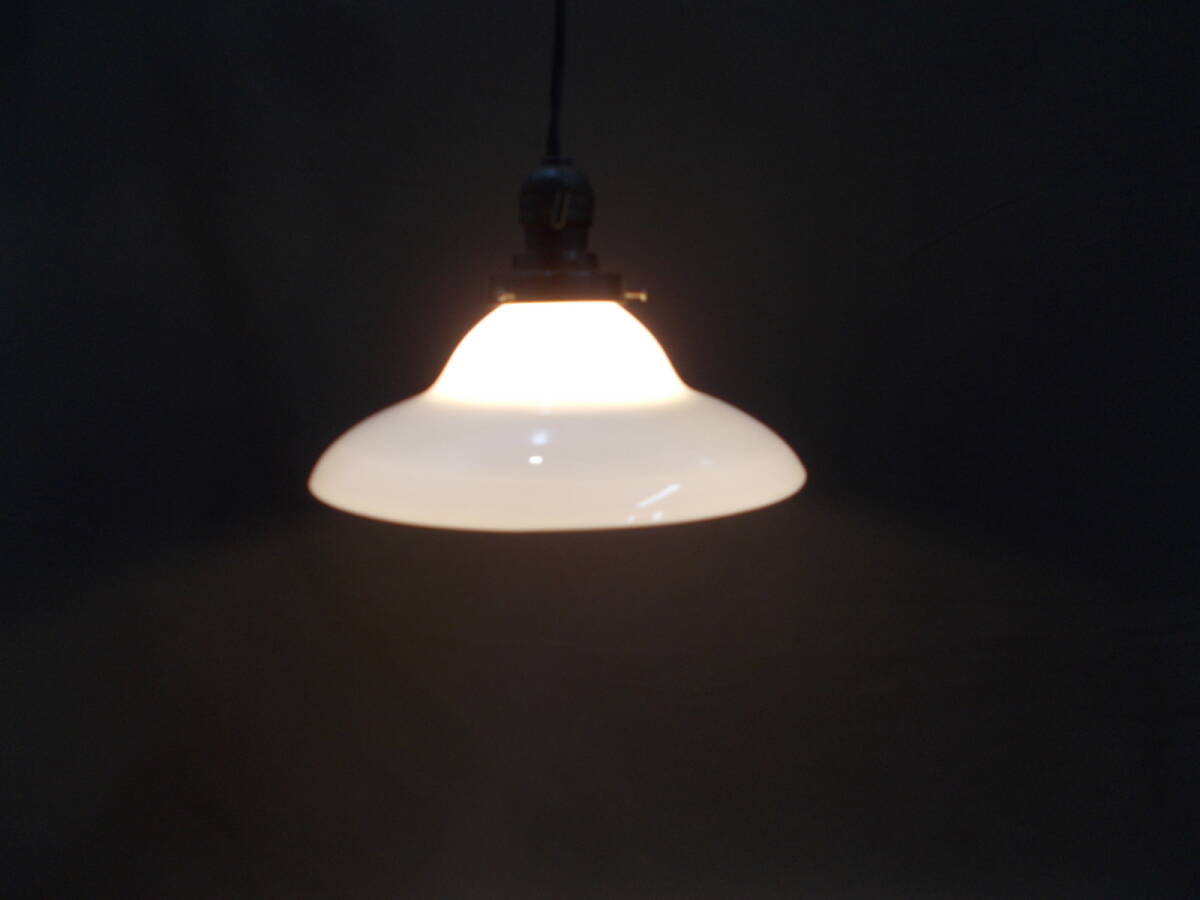 ◆古い照明器具◆天井付けコードペンダント・乳白ガラス山型シェード◆アンティーク_画像1