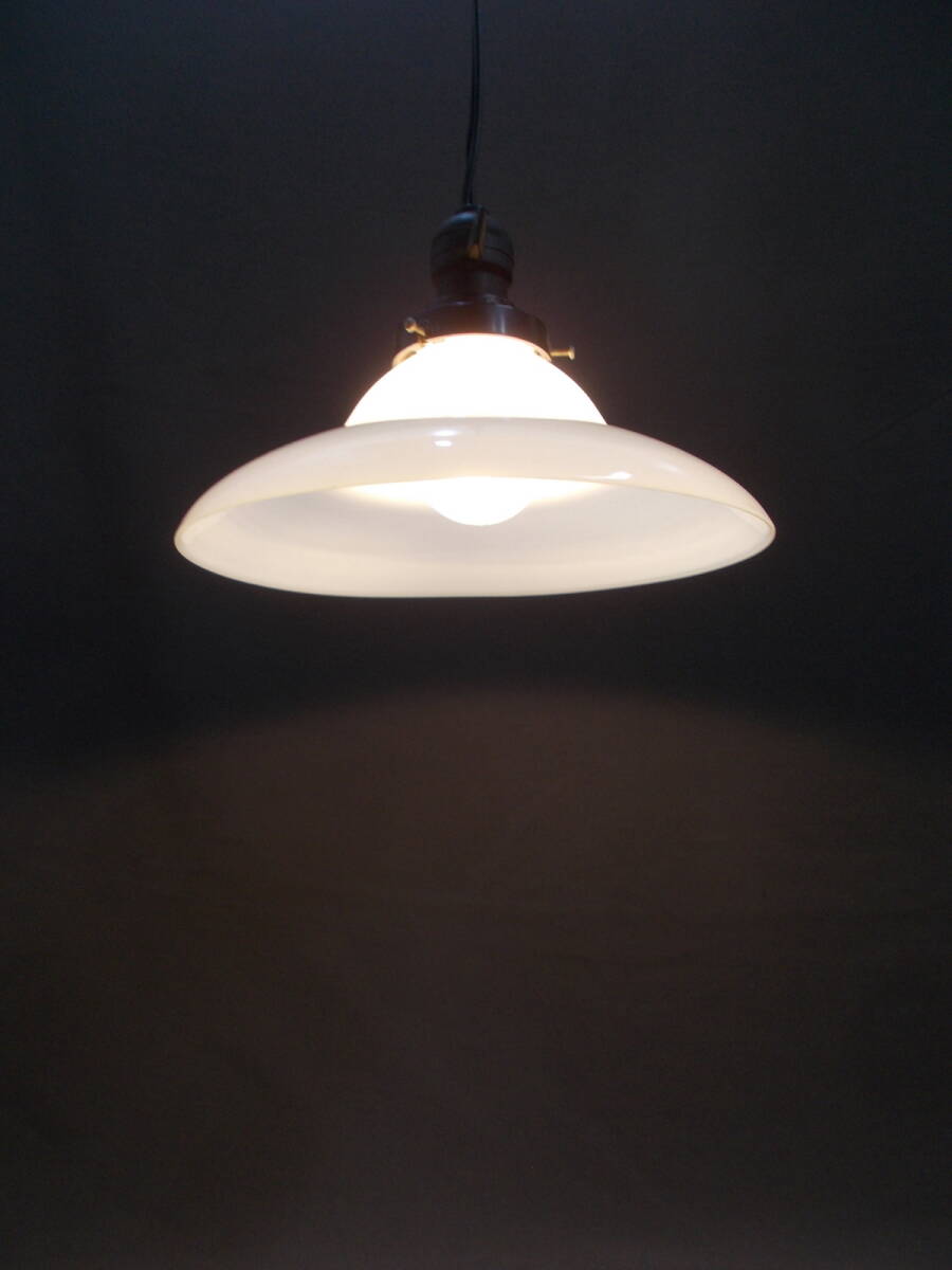 ◆古い照明器具◆天井付けコードペンダント・乳白ガラス山型シェード◆アンティーク_画像2