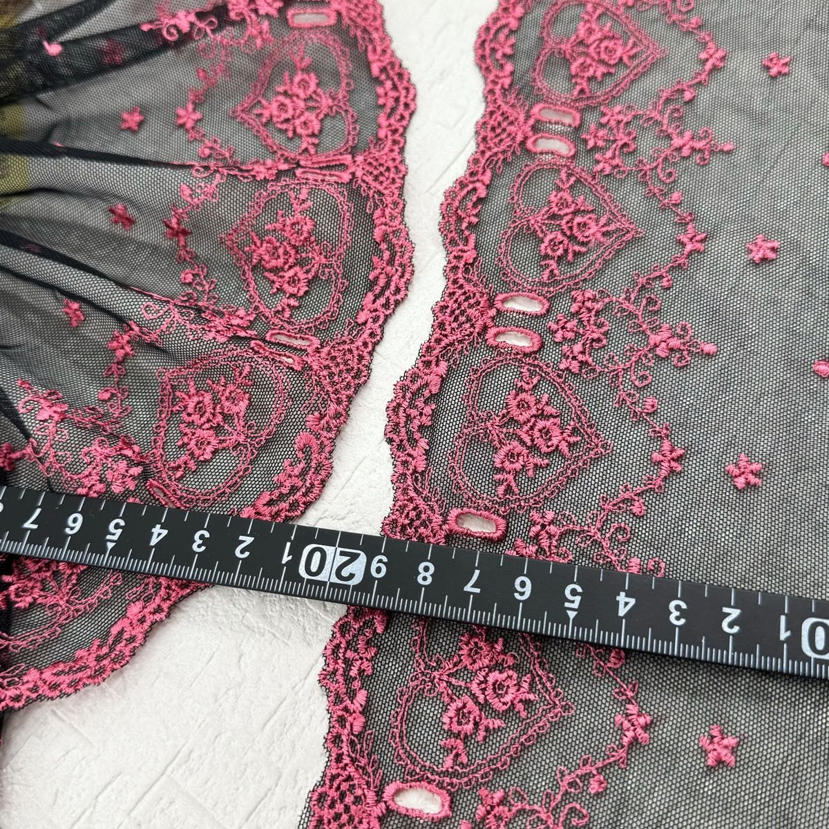 S494【5m】宮廷風　バラ、ローズ柄刺繍チュールレース生地　黒×濃いピンク