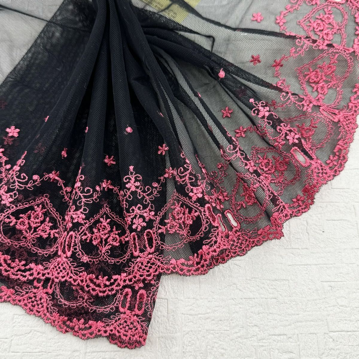 S494【5m】宮廷風　バラ、ローズ柄刺繍チュールレース生地　黒×濃いピンク