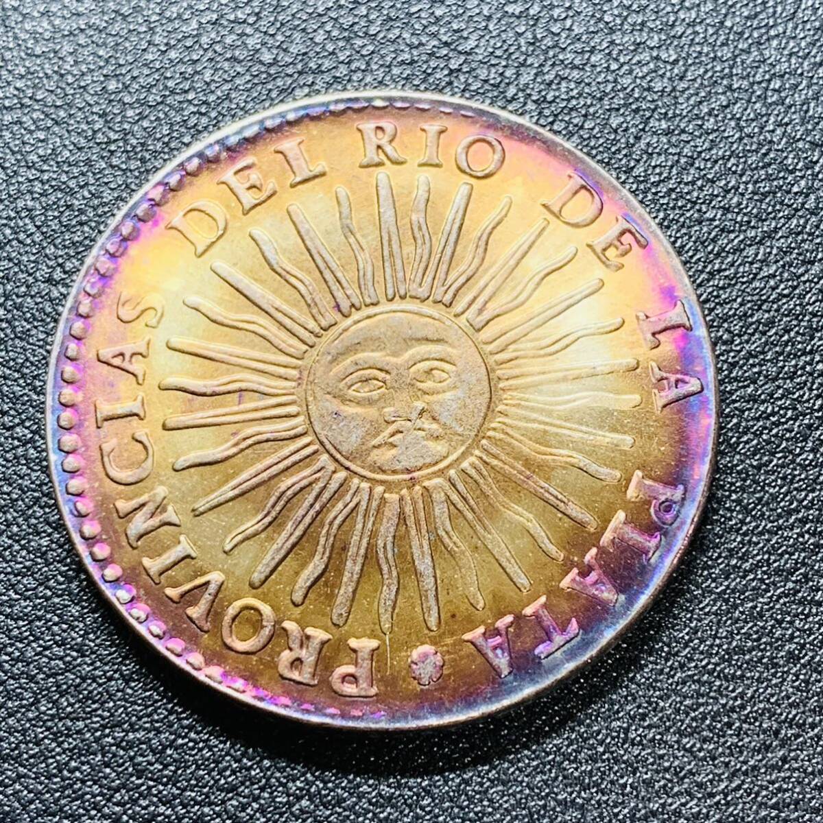 銀貨　古銭　アルゼンチン　1835年　リオデラプラタ　太陽　顔　手を繋ぐ　 8レアル　記念幣　コイン　硬貨　貿易銀_画像1