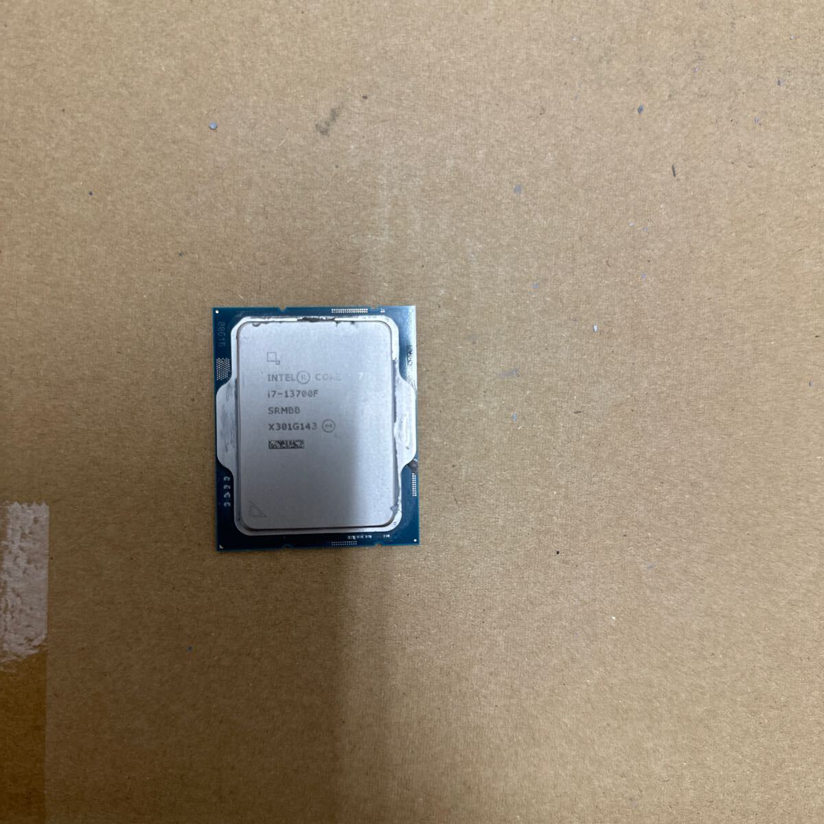 CPU i7-13700F 1個