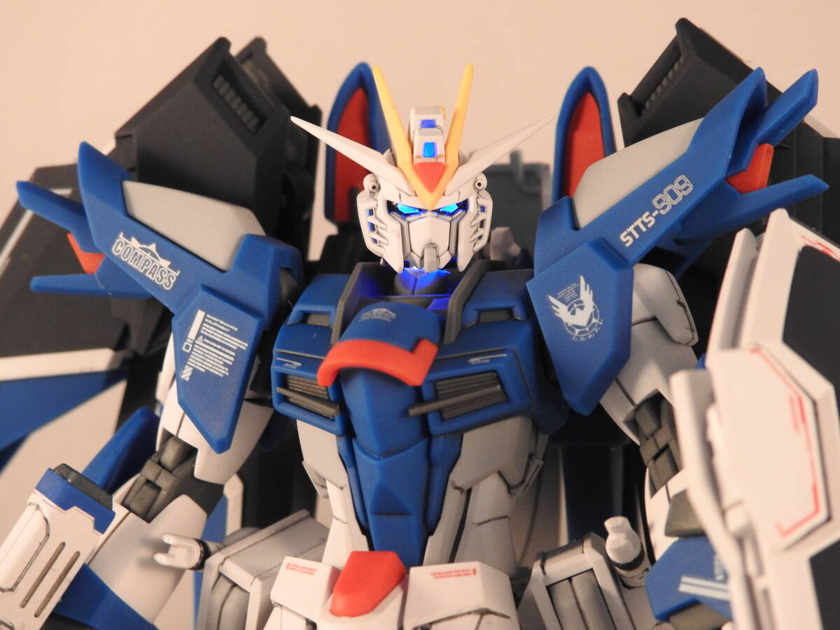 HG COSMIC ERA HG 1/144 STTS-909 ライジングフリーダムガンダム メインカメラ、サブカメラ×3 LEDライト点灯 完成品の画像1