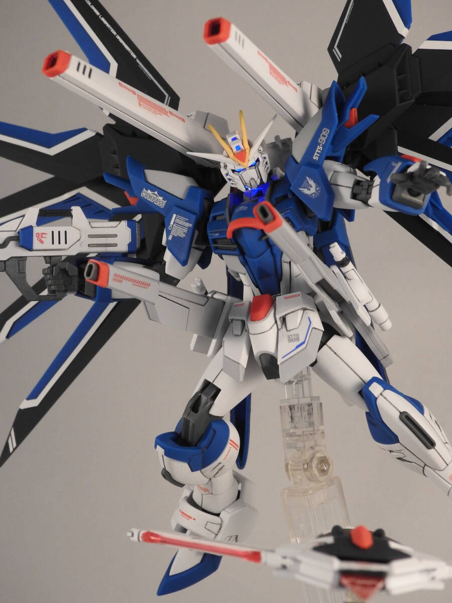 HG COSMIC ERA HG 1/144 STTS-909 ライジングフリーダムガンダム メインカメラ、サブカメラ×3 LEDライト点灯 完成品の画像5