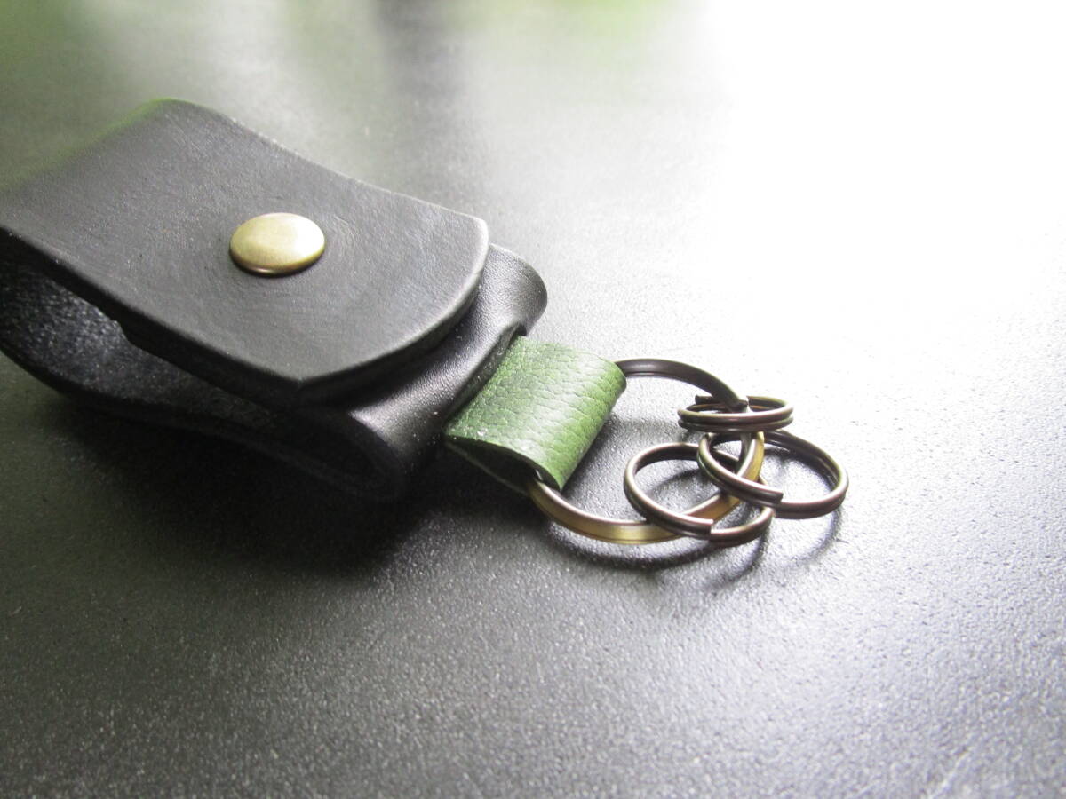 ..!.. just extremely thick black cow leather. key hook! belt loop! hand made! leather! green Italy cow leather!