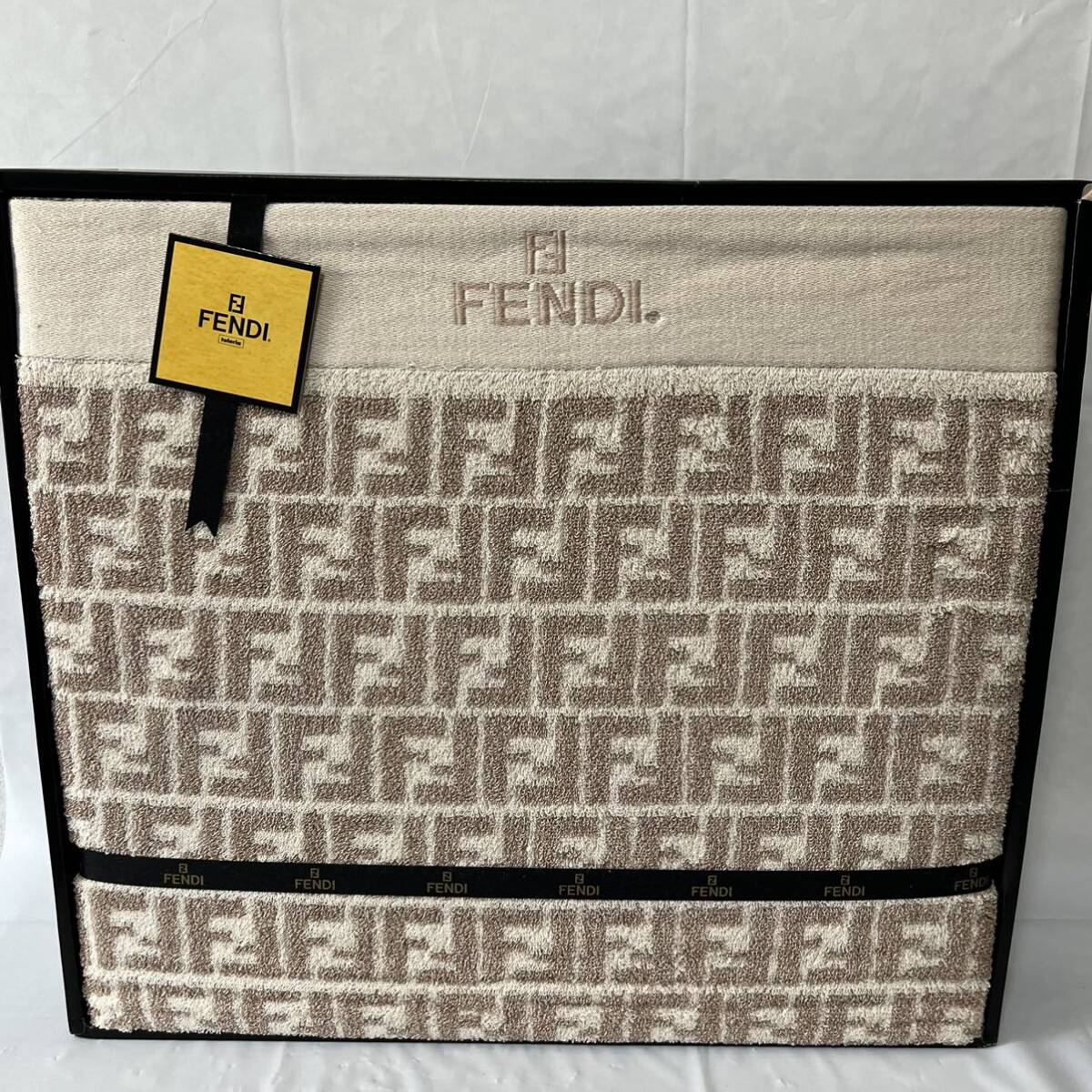 美品未使用 FENDI フェンディ タオルケット ズッカ柄FF柄 ベージュ の画像1