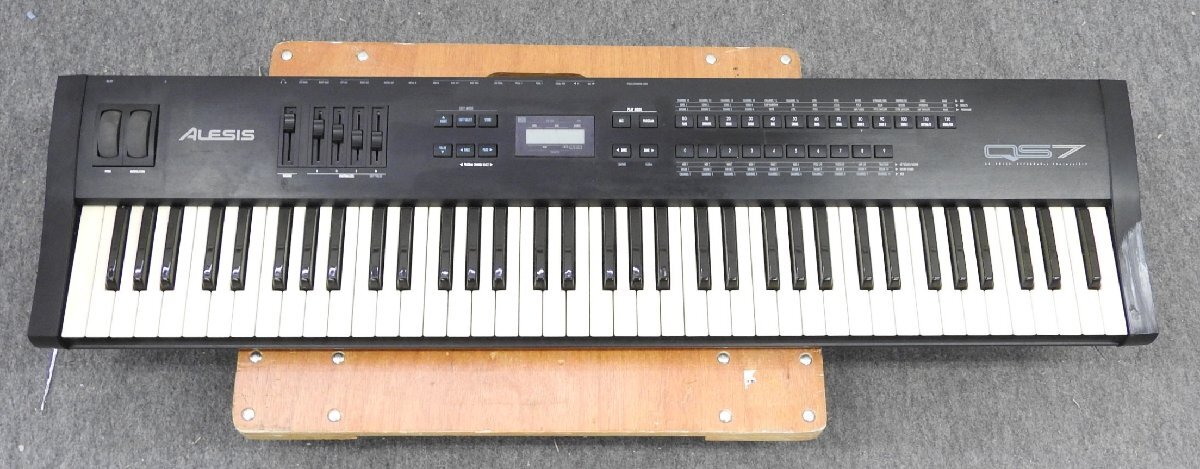 ☆ ALESIS アレシス QS7 シンセサイザー ケース付き ☆ジャンク☆の画像1