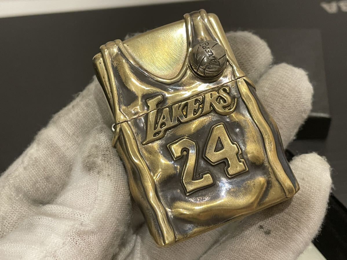 限定品 新品 ZIPPO コービー・ブライアント 24・8 ロサンゼルス・レイカーズ ジッポー オイルライター 重量感 真鍮製 ゴールド 未使用の画像2