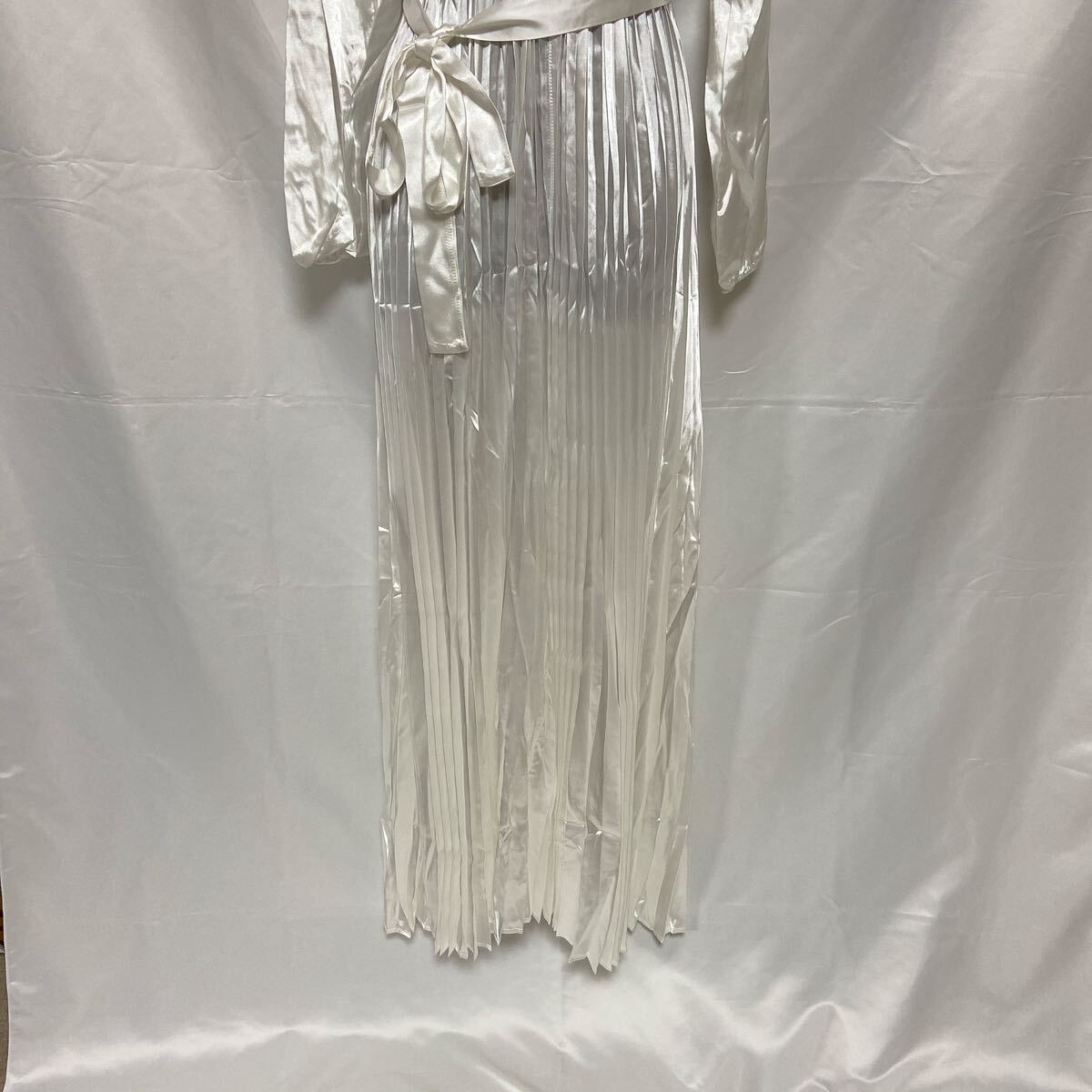 【1円】【未使用】光沢 サテン ナイロン つるつる カラー プリーツ ドレス 大きいサイズ ホワイト