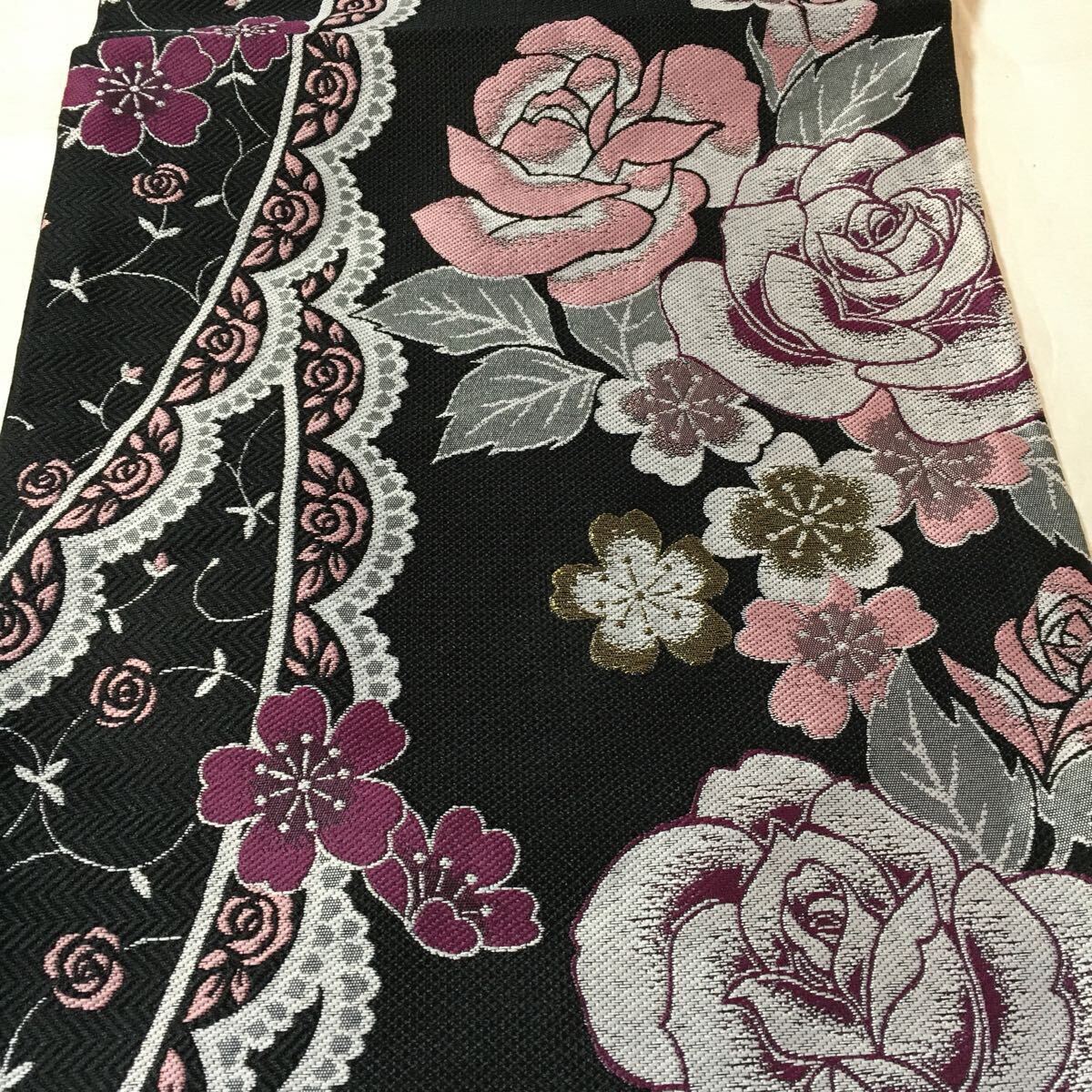 袋帯 ポリエステル 黒地 花柄 薔薇 桜 女性和装 着物小物 和服 リメイク 未使用の保管品の画像6