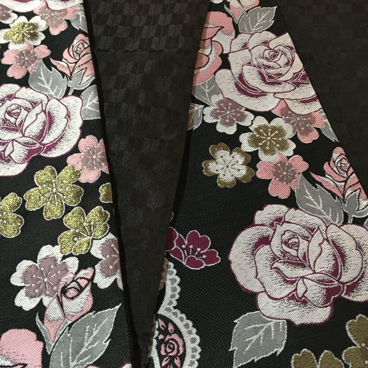 袋帯 ポリエステル 黒地 花柄 薔薇 桜 女性和装 着物小物 和服 リメイク 未使用の保管品の画像9