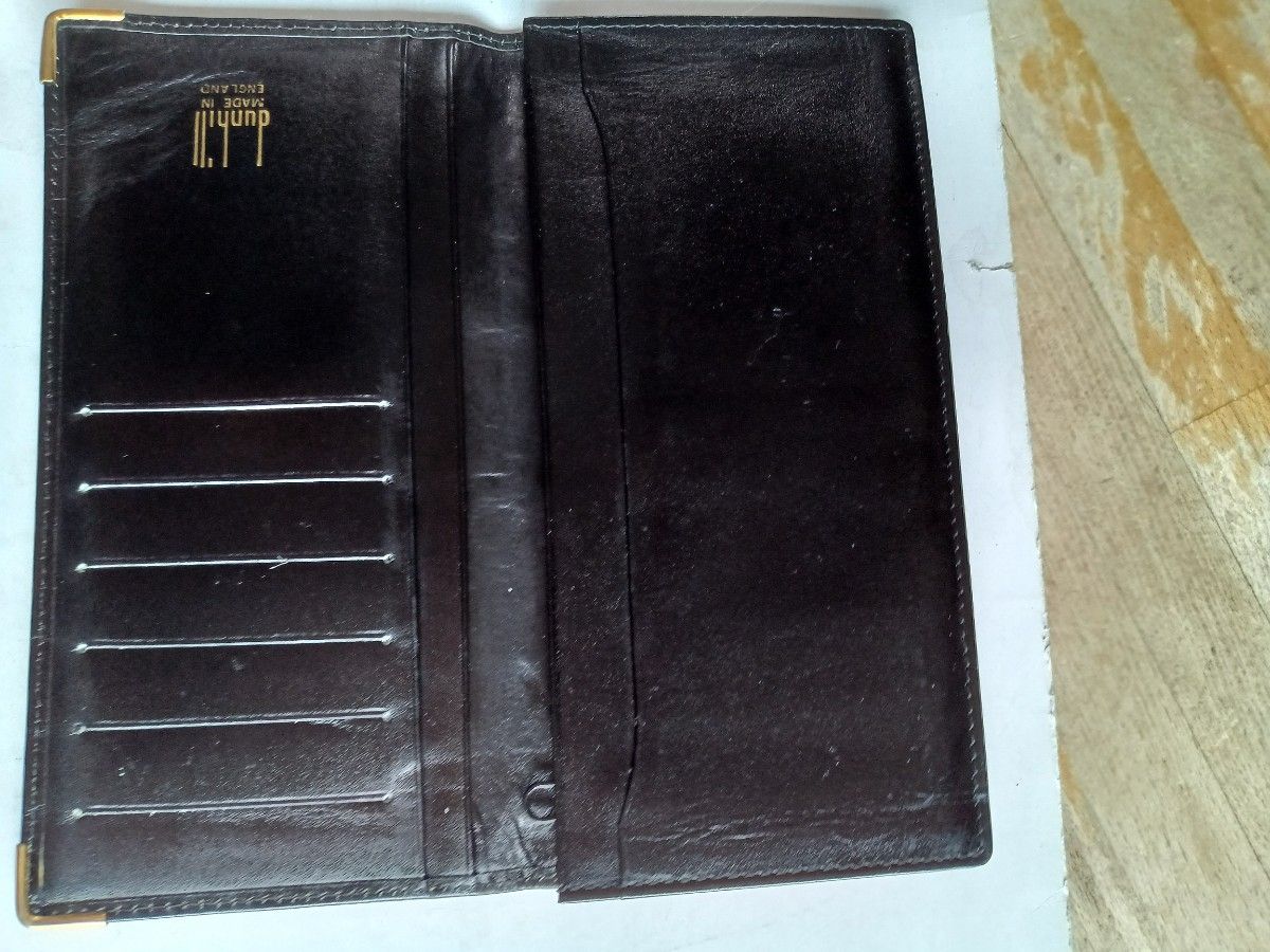 ダンヒルの、スリム多収納な、長財布、滑らかな光沢黒牛革、縦9×横18㌢、幅1㌢、100㌘、手に馴染みやすい