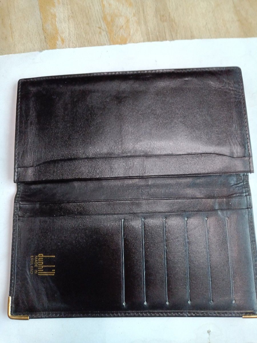 ダンヒルの、スリム多収納な、長財布、滑らかな光沢黒牛革、縦9×横18㌢、幅1㌢、100㌘、手に馴染みやすい