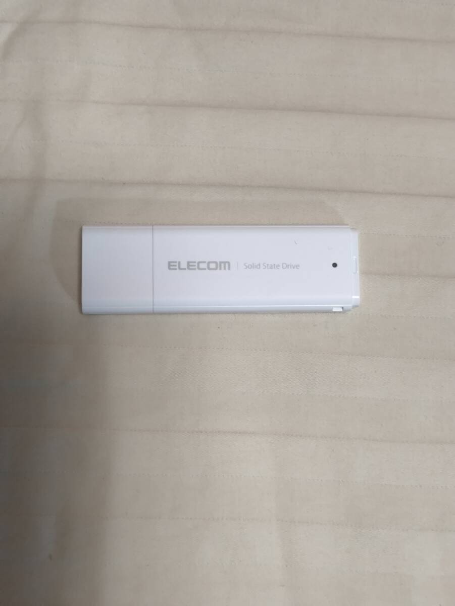 ELECOM製 USB 外付けポータブルSSD ESD-EMC0250GWH フラッシュメモリ(USB 3.2)_画像1