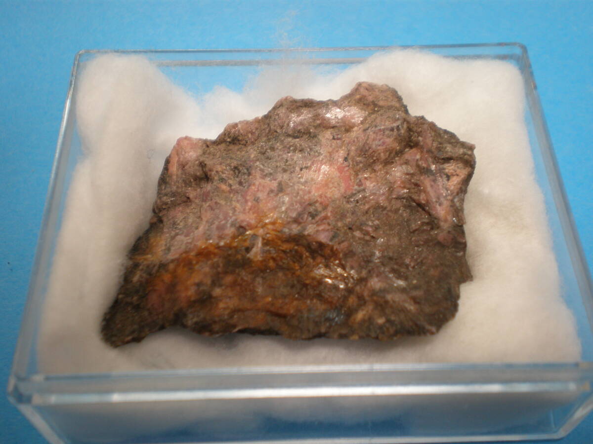 国産鉱物：バラ輝石 福岡県福間町本木宗像鉱山産 含砒素燐灰石を伴うの画像2