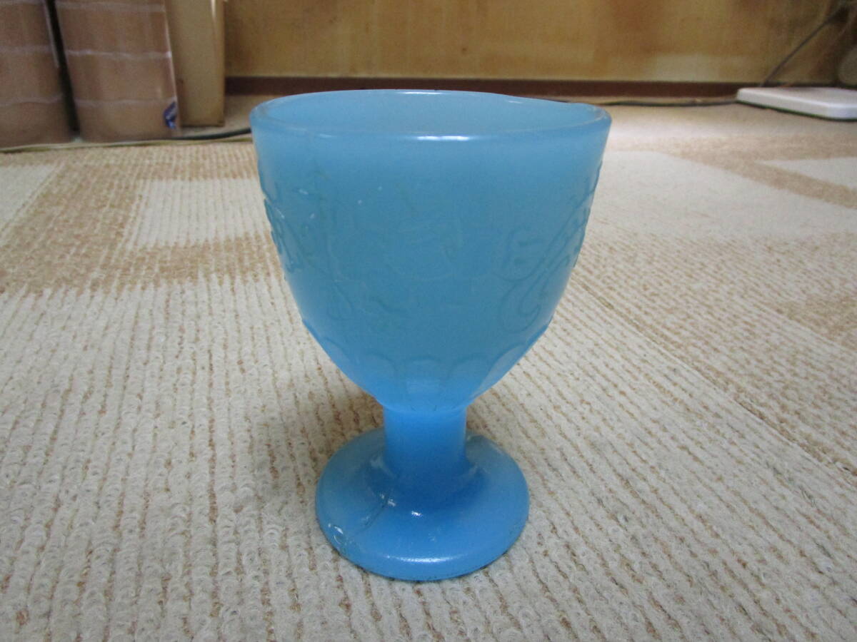 和ガラス 型ガラスプレスガラス 青色水色 花唐草模様 氷コップ1個 脚縁に欠け傷有 高さ約11.6cm直径約8cm 追加画像有りの画像1