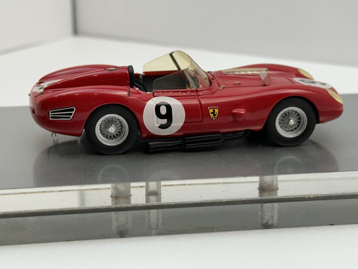 フェラーリ250テスタロッサ　Ferrari 250 Testa Rossa　プロモデラー製作 1点もの。塗装やデカール、細部まで良いコンディションです。_画像4