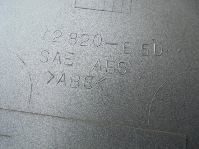 8EQ3666EA1 ) スズキ ジムニー ターボ JB23W 7型 後期型 純正背面スペアタイヤカバー_画像2