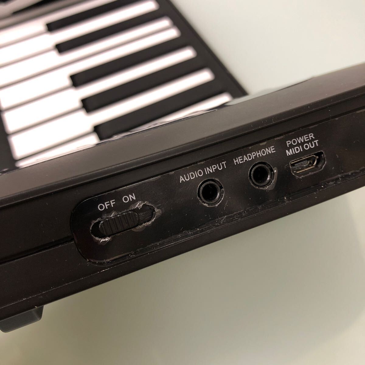ロールアップピアノ smaly 61KEY ハンドロールピアノ シリコン製 説明書付 USB充電ケーブル付 バッテリー装着済み 動作確認済み_画像4