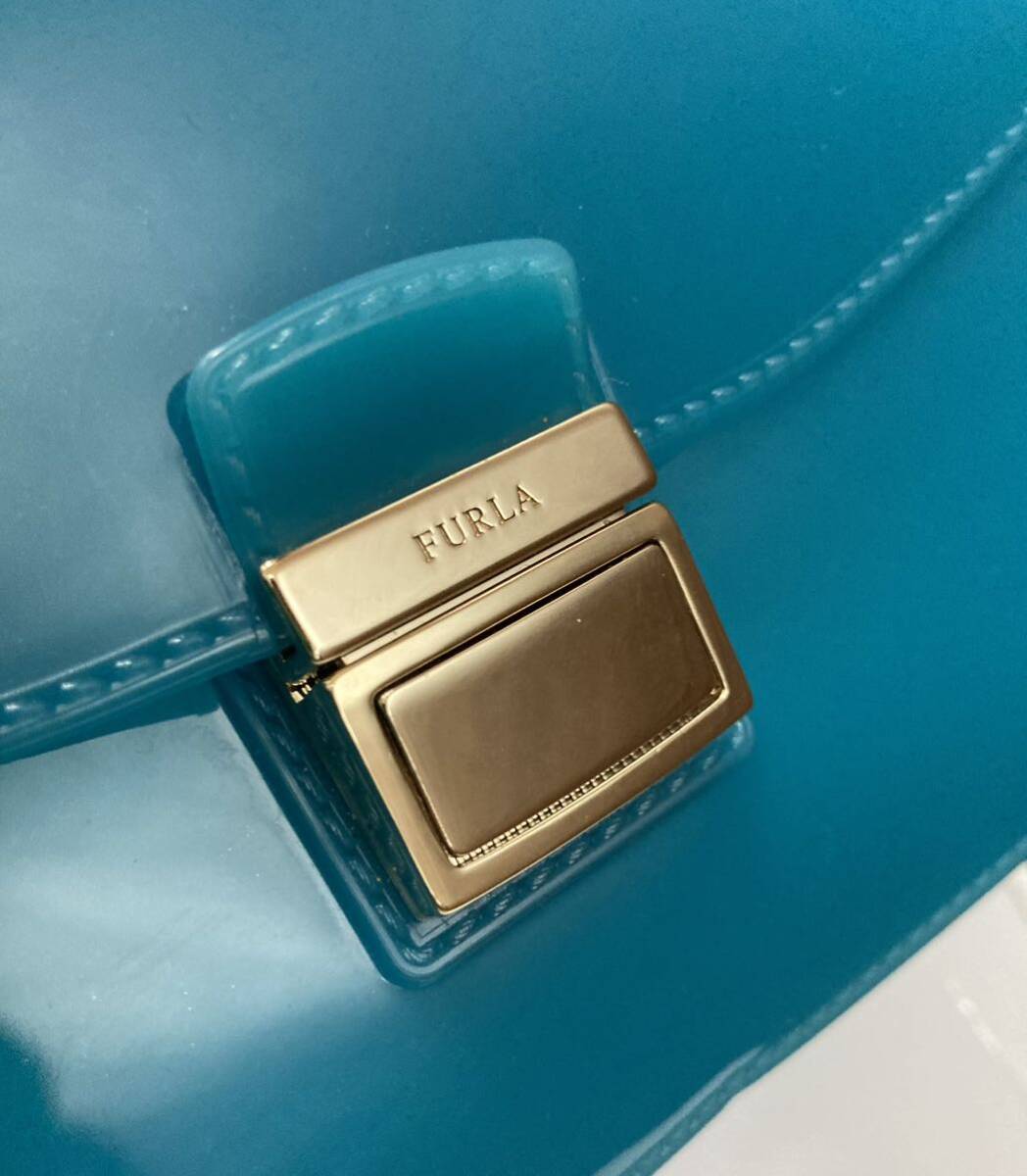 美品 ♪ FURLA フルラ ♪ 2WAYバッグ ハンドバッグ チェーンショルダー ビニール ブルー 水色×ゴールド_画像7