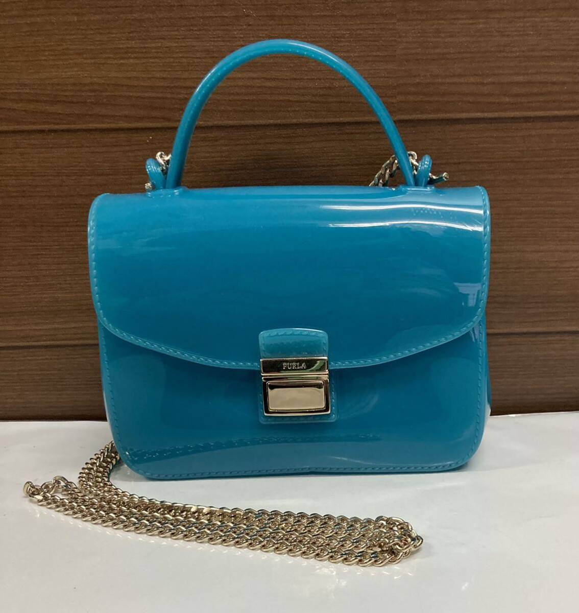 美品 ♪ FURLA フルラ ♪ 2WAYバッグ ハンドバッグ チェーンショルダー ビニール ブルー 水色×ゴールド_画像1