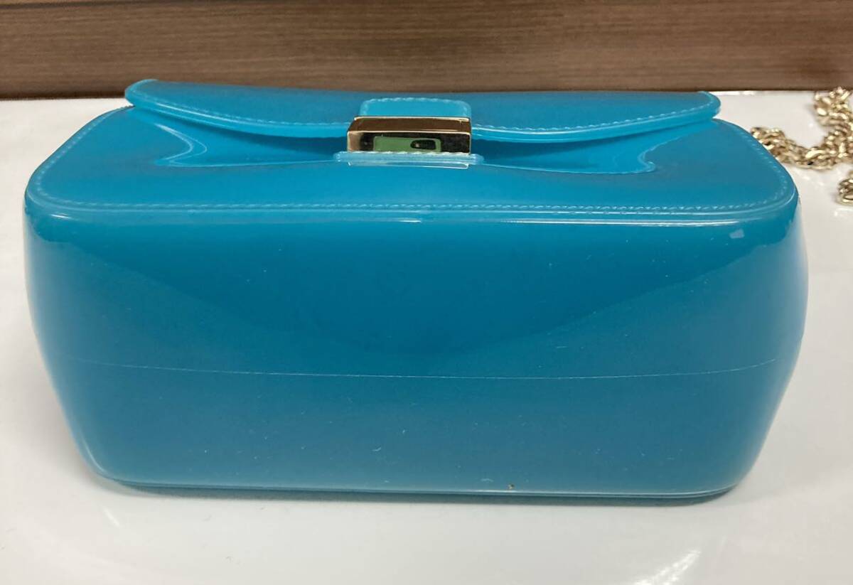 美品 ♪ FURLA フルラ ♪ 2WAYバッグ ハンドバッグ チェーンショルダー ビニール ブルー 水色×ゴールド_画像6