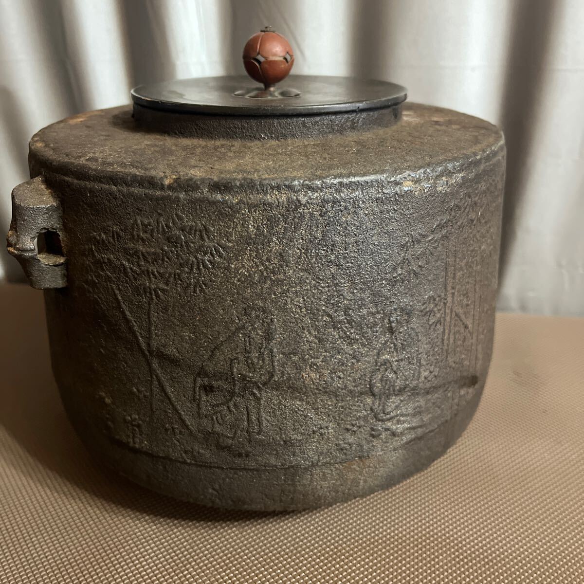 茶釜 茶道具 茶器 鉄釜 人物　竹　図　銅蓋　2.92kg 時代物 骨董品　古美術品　傷無し　1000円〜_画像2