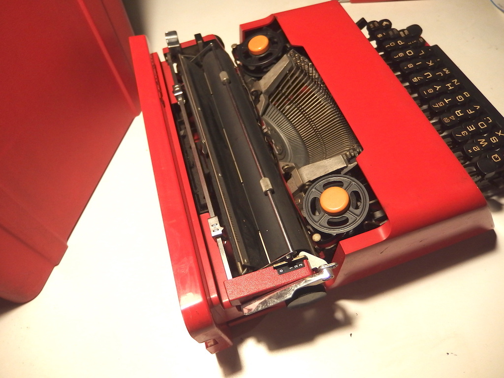 名品 オリジナルビンテージ MoMA収蔵 スペイン製 オリベッティ バレンタイン ソットサス Olivetti Valentine Ettore Sottsassの画像4