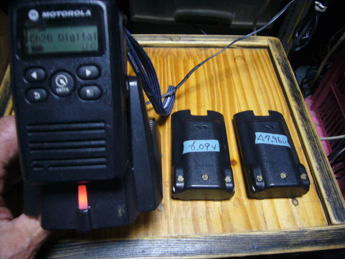 Motorola モトローラ 無線機 GDB4800 充電器MCD-31/ MPA-39A バッテリー3個 セットの画像1