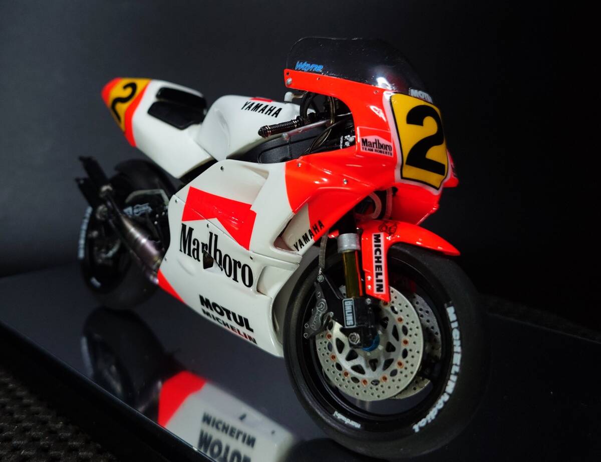 完成品 1990 YZR500 マルボロ ロバーツ ウェインレイニー バイク プラモデル 模型 WAYNE RAINEY YAMAHA SE (XSR900GP TZR250R 3MA 1KT 3XVの画像1