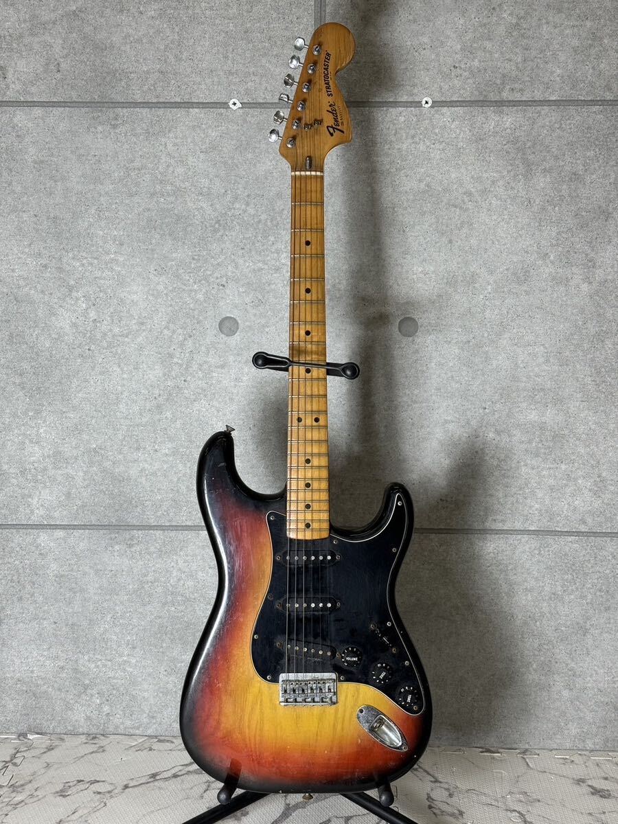 【0433】Fender STRATOCASTER フェンダー ストラトキャスター 1979 エレキギター ソフトケース ギターベルト 付き ブラウン 系 音楽 楽器の画像1