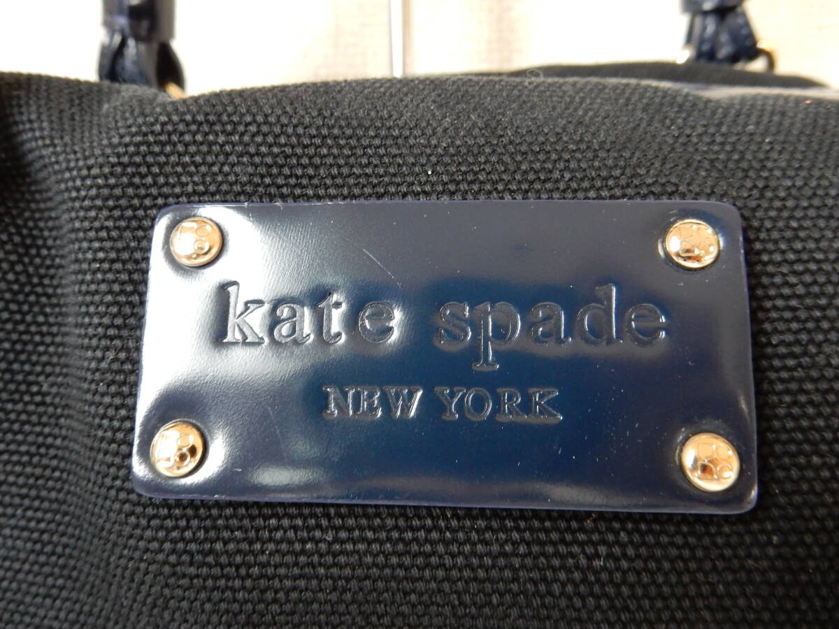 本革×キャンバス☆kate apade(ケイト・スペード)☆5ポケット☆肩掛けOK☆ハンドバッグ ネイビー(金具ゴールド)_フロントロゴ