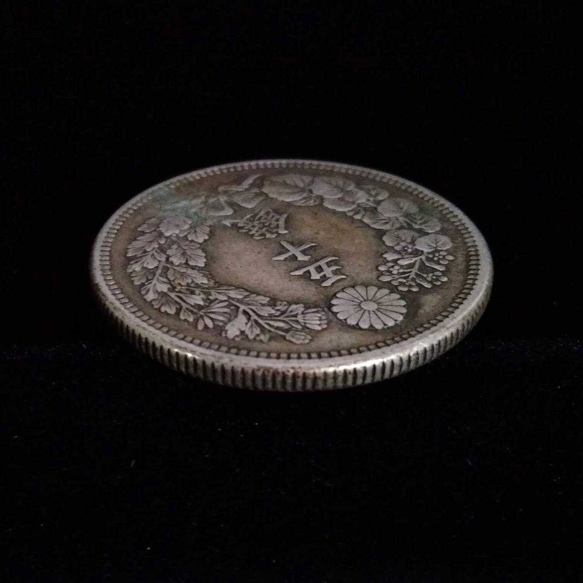  old coin . 10 sen Meiji four 10 two year large Japan is ne Akira asahi day Meiji 42 year 50 sen ②