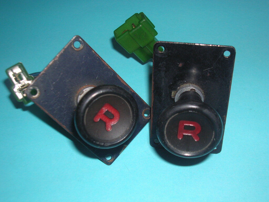 旧車 パトカー 昭和の時代 Rスイッチ 2個 マイクハンガー1個 セットの画像3